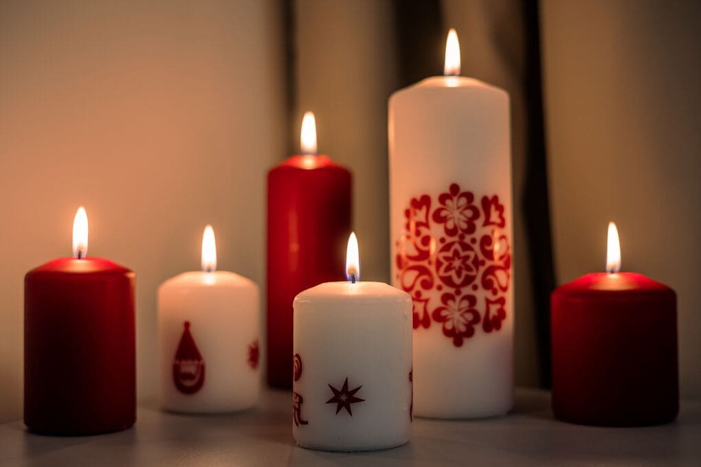 Candles representing different symbolic intentions in traditional love rituals.